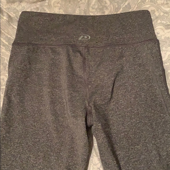 Cropped Leggings With Criss Cross Design - Picture 5 of 6